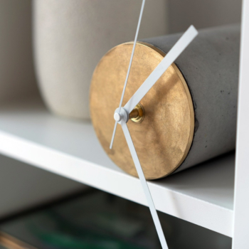 TANGENT, self-balancing shelf clock