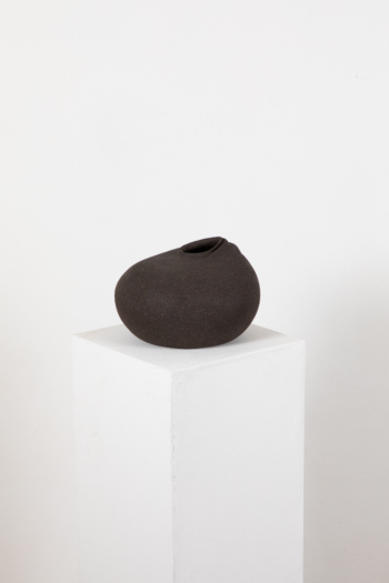 Phase 2 | Sculptural ceramic vessel | Black | Contemporary | Homedecor