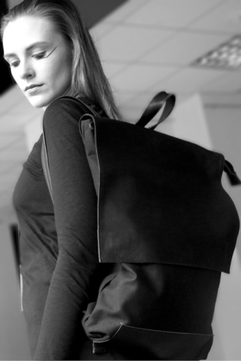 minimal backpack with flap (black)
